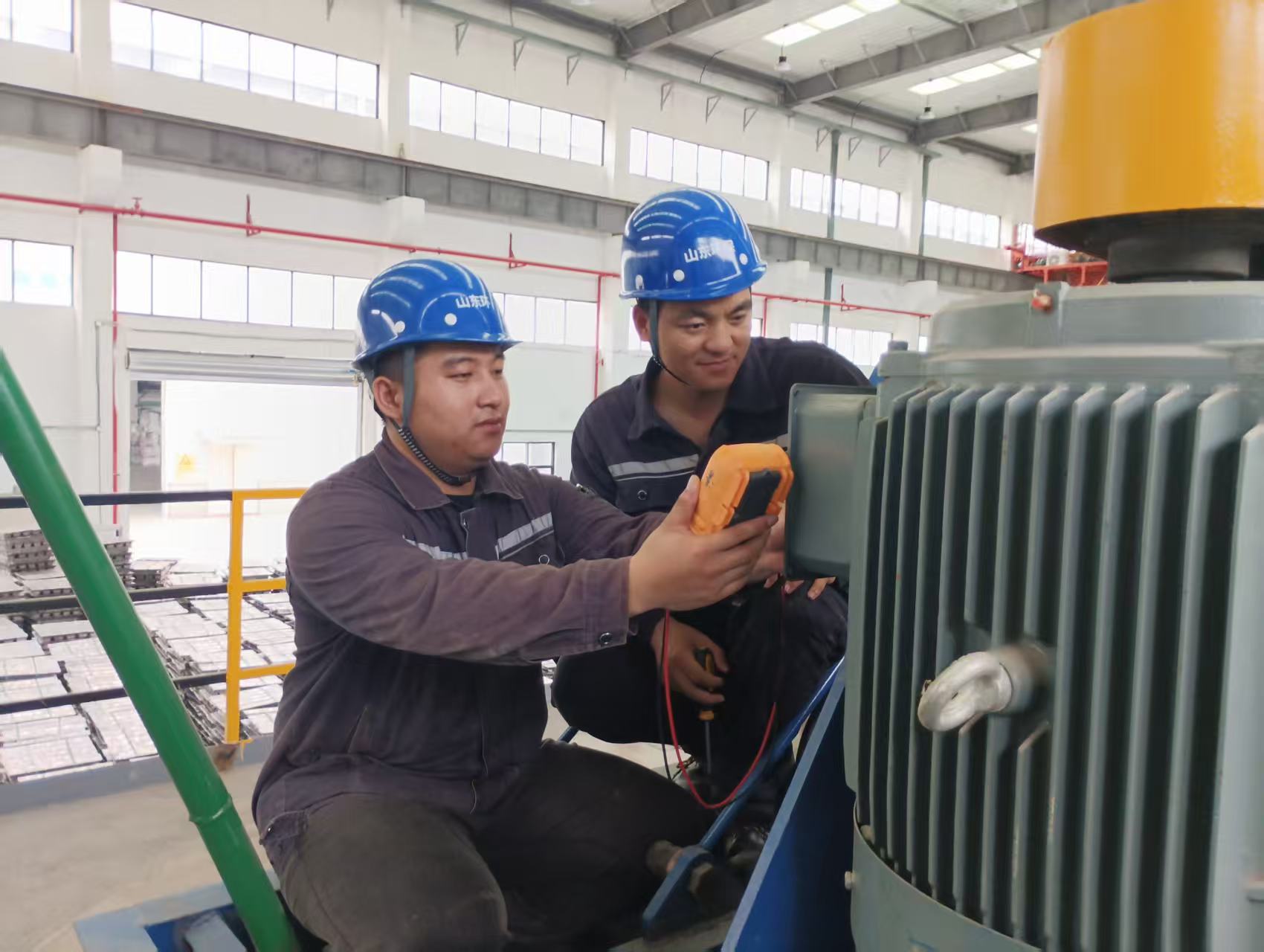 1756954029319.jpg 圖為景紅富(左)與同事一起檢修設備.jpg